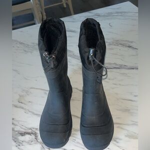 Youth Kamik Snobuster waterproof winter boots.